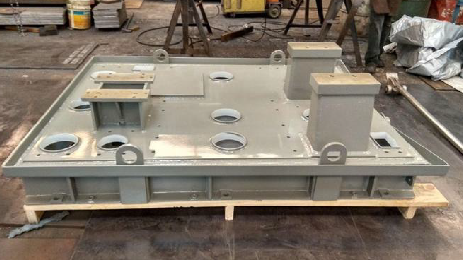 Base para bomba en acero inoxidable fabricada por SERINYCO