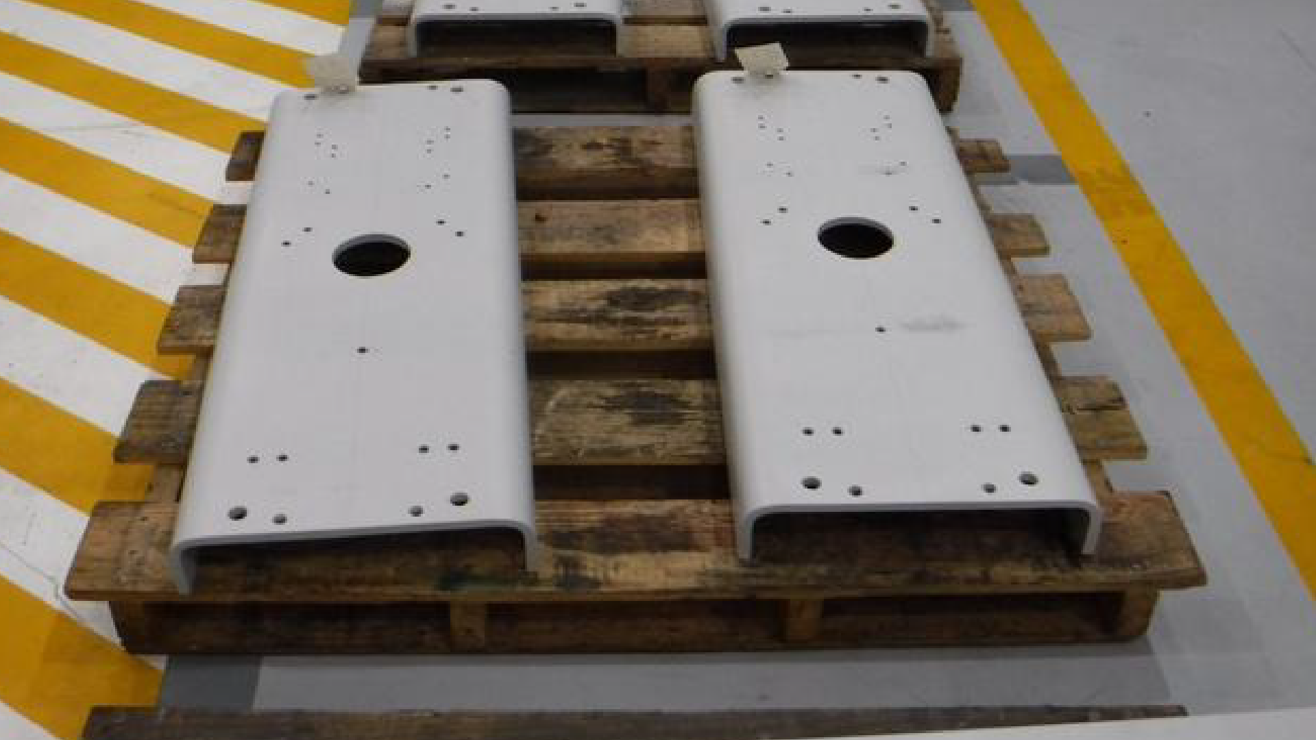 Bases en placa doblada fabricadas por SERINYCO