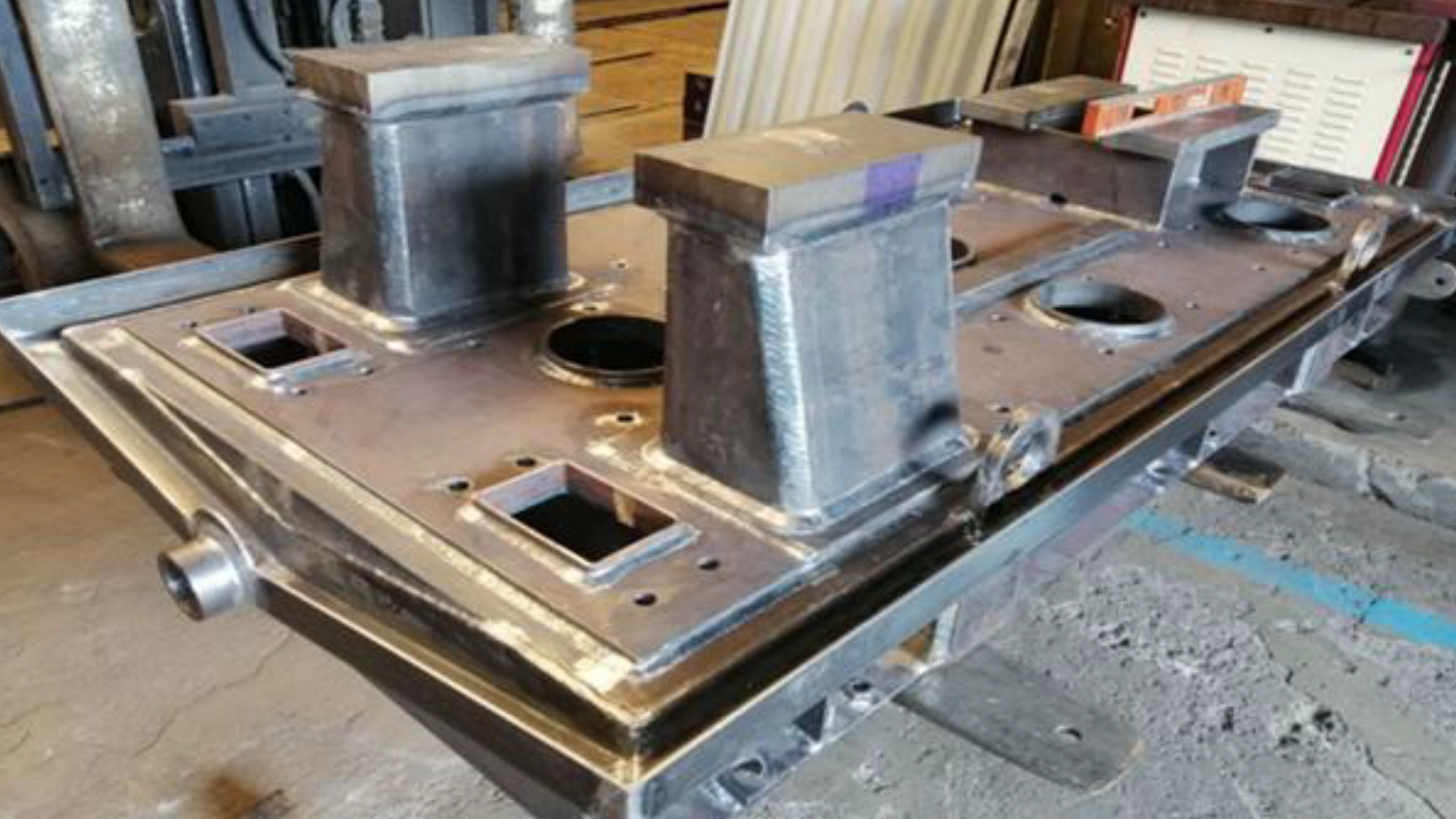 Base metálica para bomba industrial fabricada por SERINYCO