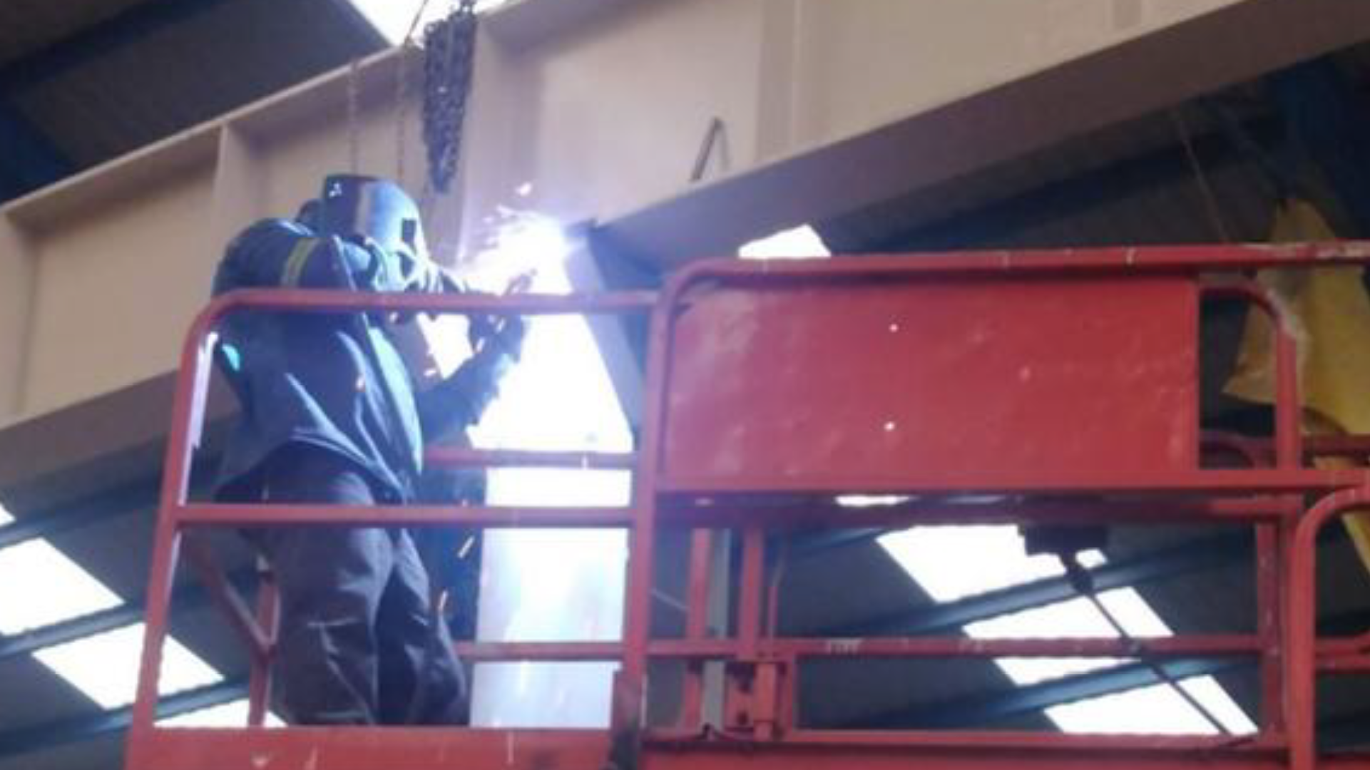 Montaje de estructuras metálicas por SERINYCO