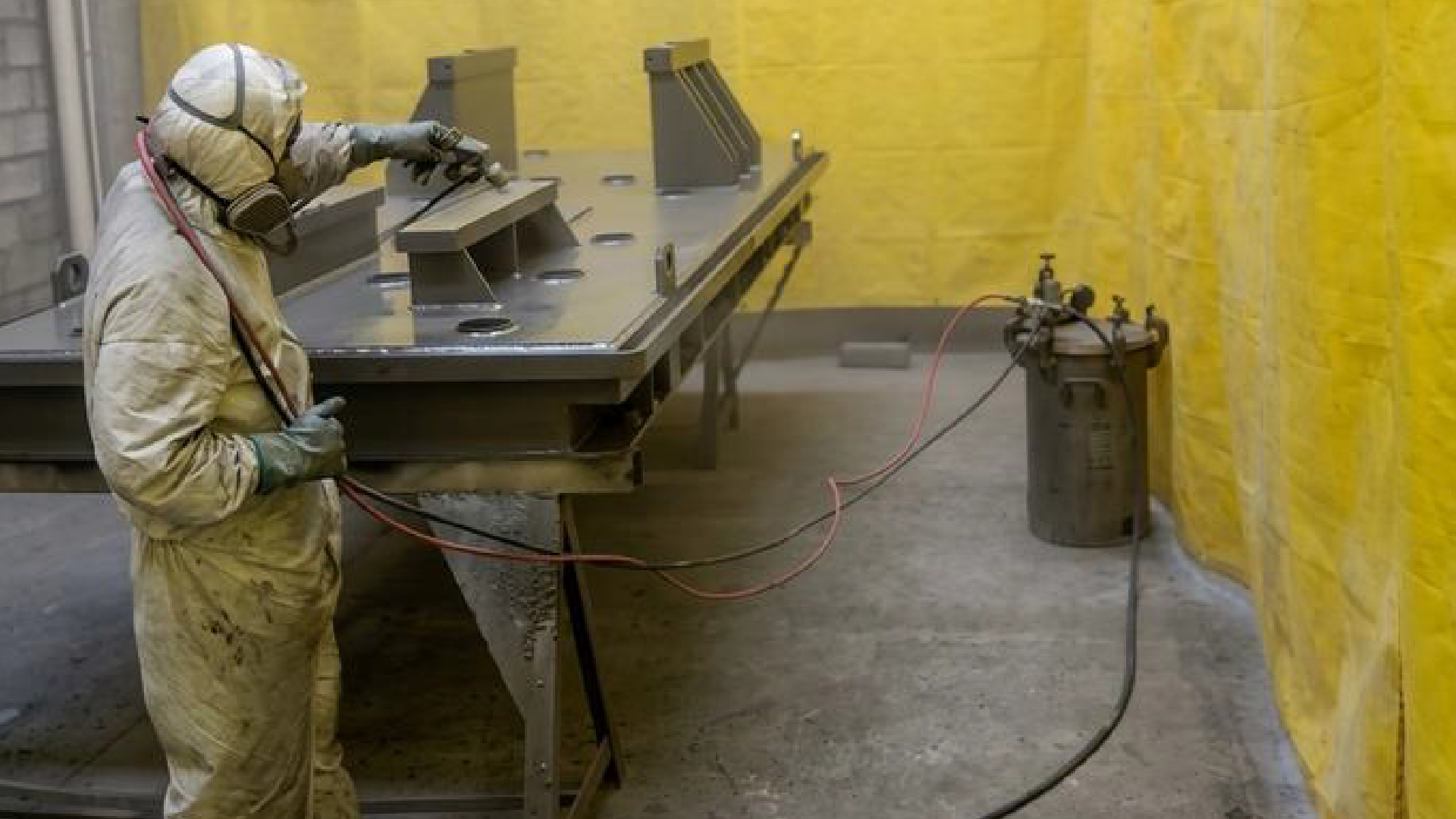Proceso de pintura industrial en planta SERINYCO