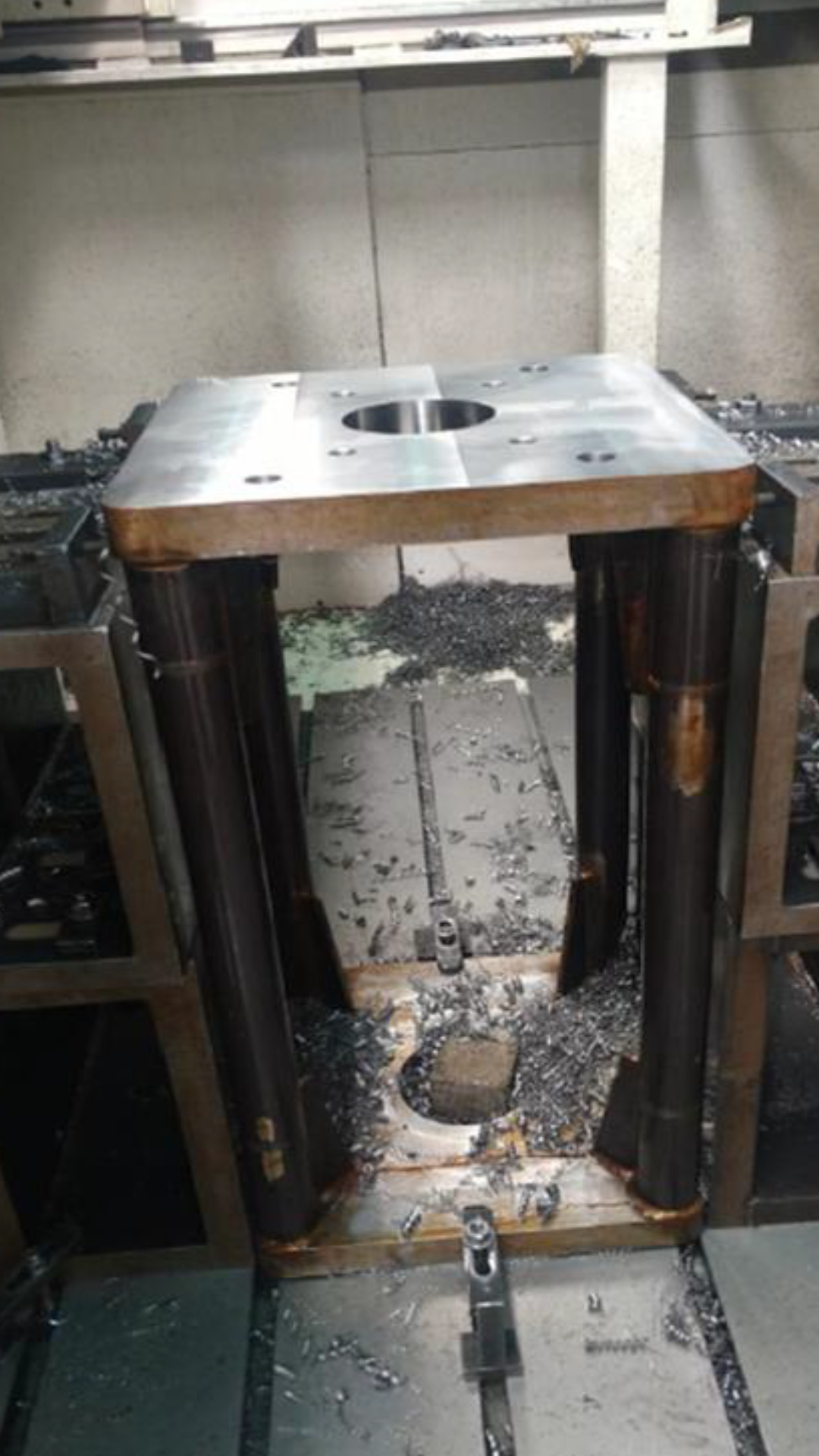 Soporte de motor para bomba vertical fabricado por SERINYCO